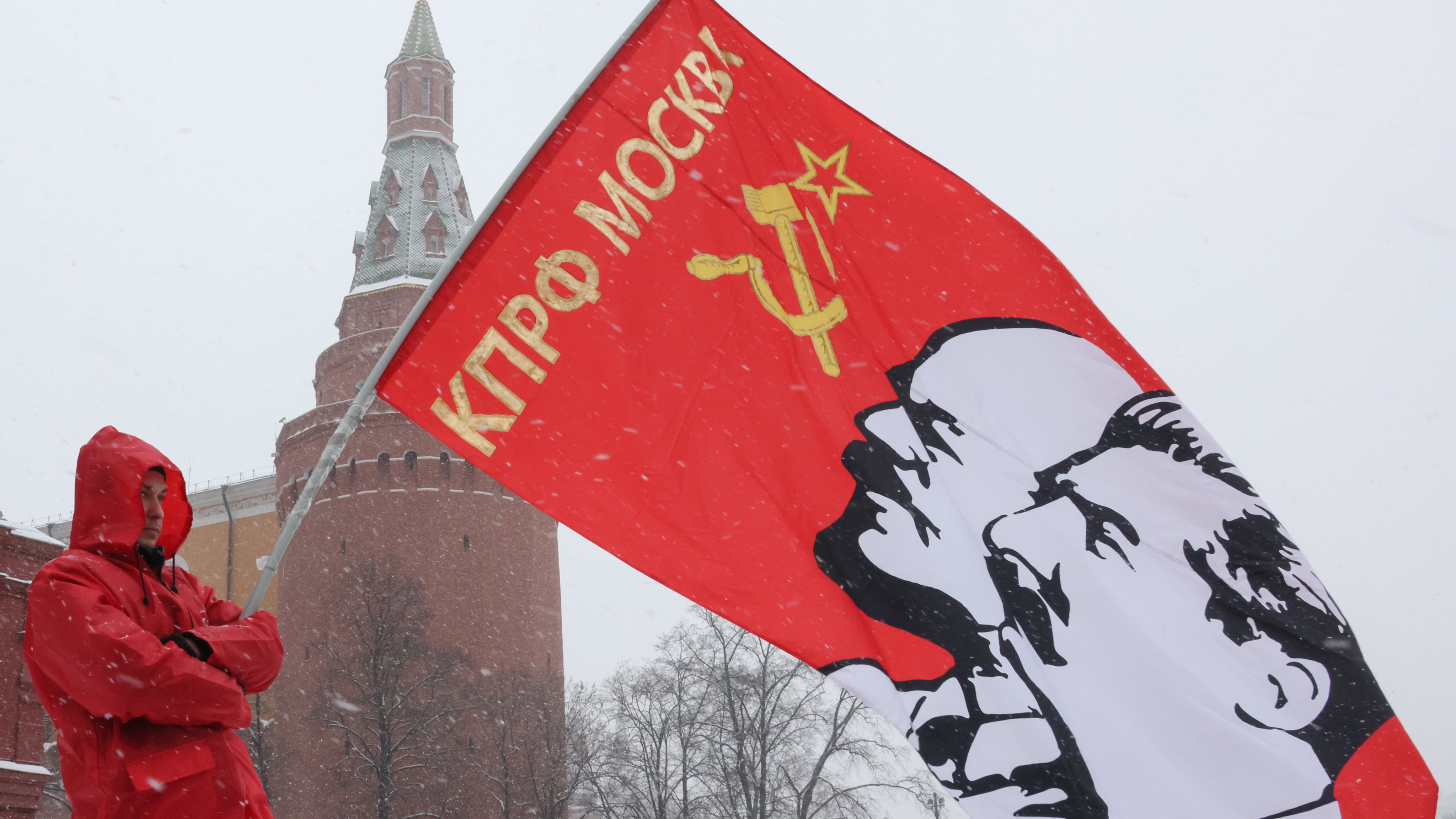 O Partido Comunista Russo manifesta-se na Praça Vermelha, em Moscovo. A celebração é feita em memória da morte do Partido Bolchevique e da União Soviética, Vladimir Lenine, a 21 de janeiro de 1924