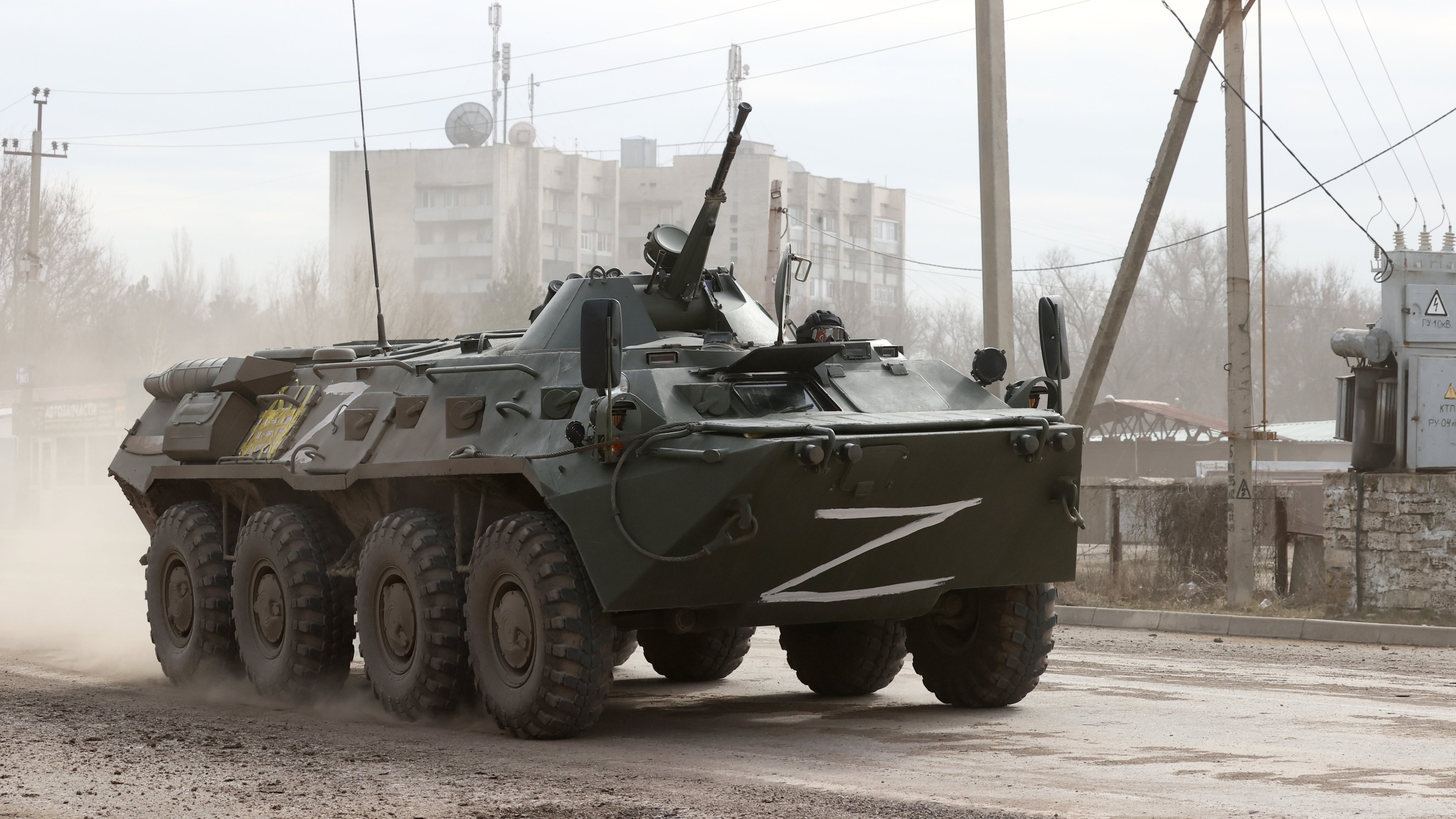 Um tanque russo a deslocar-se no norte da Crimeia