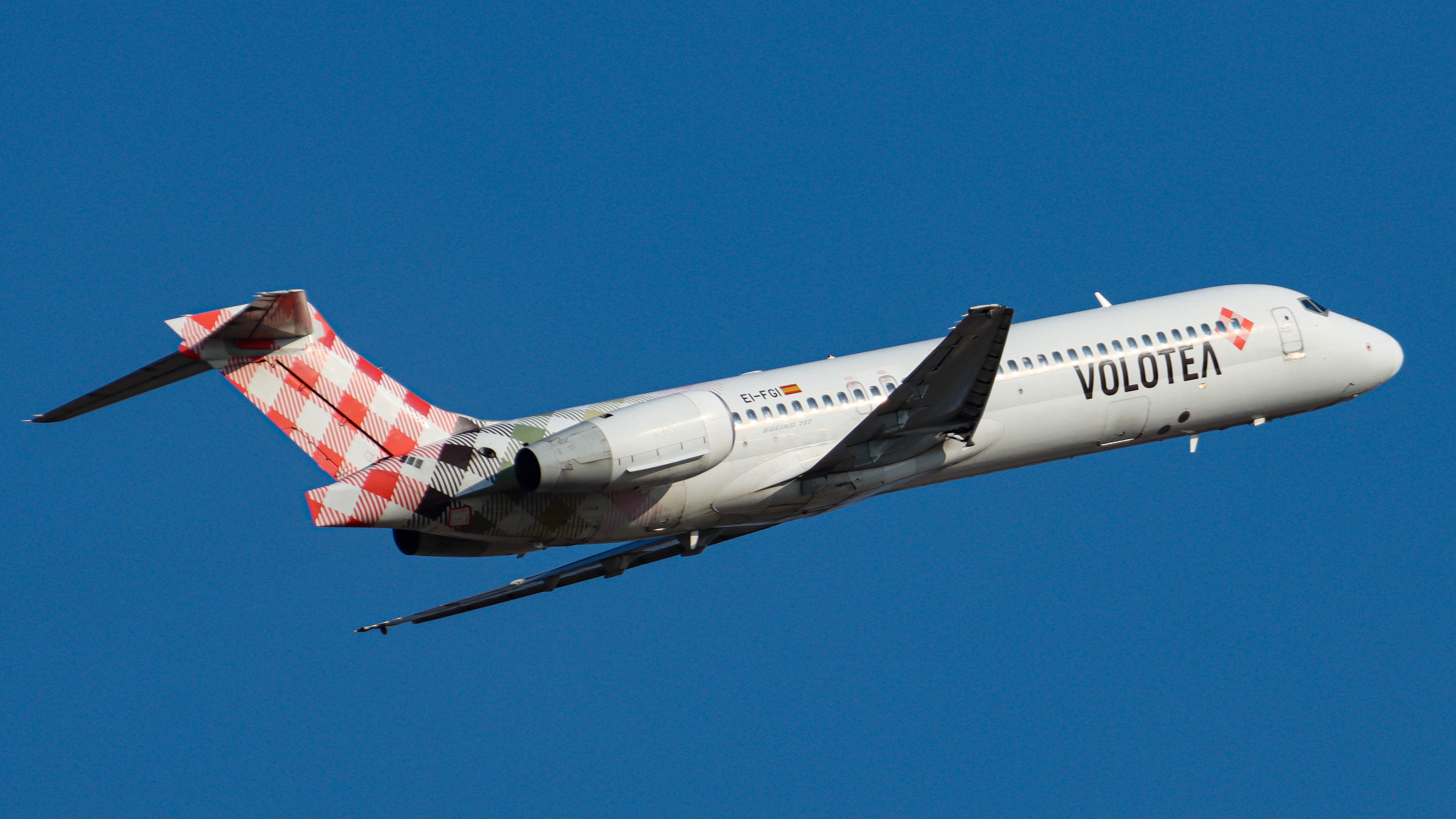 Volotea Airlines Boeing 717 Departing From Athens