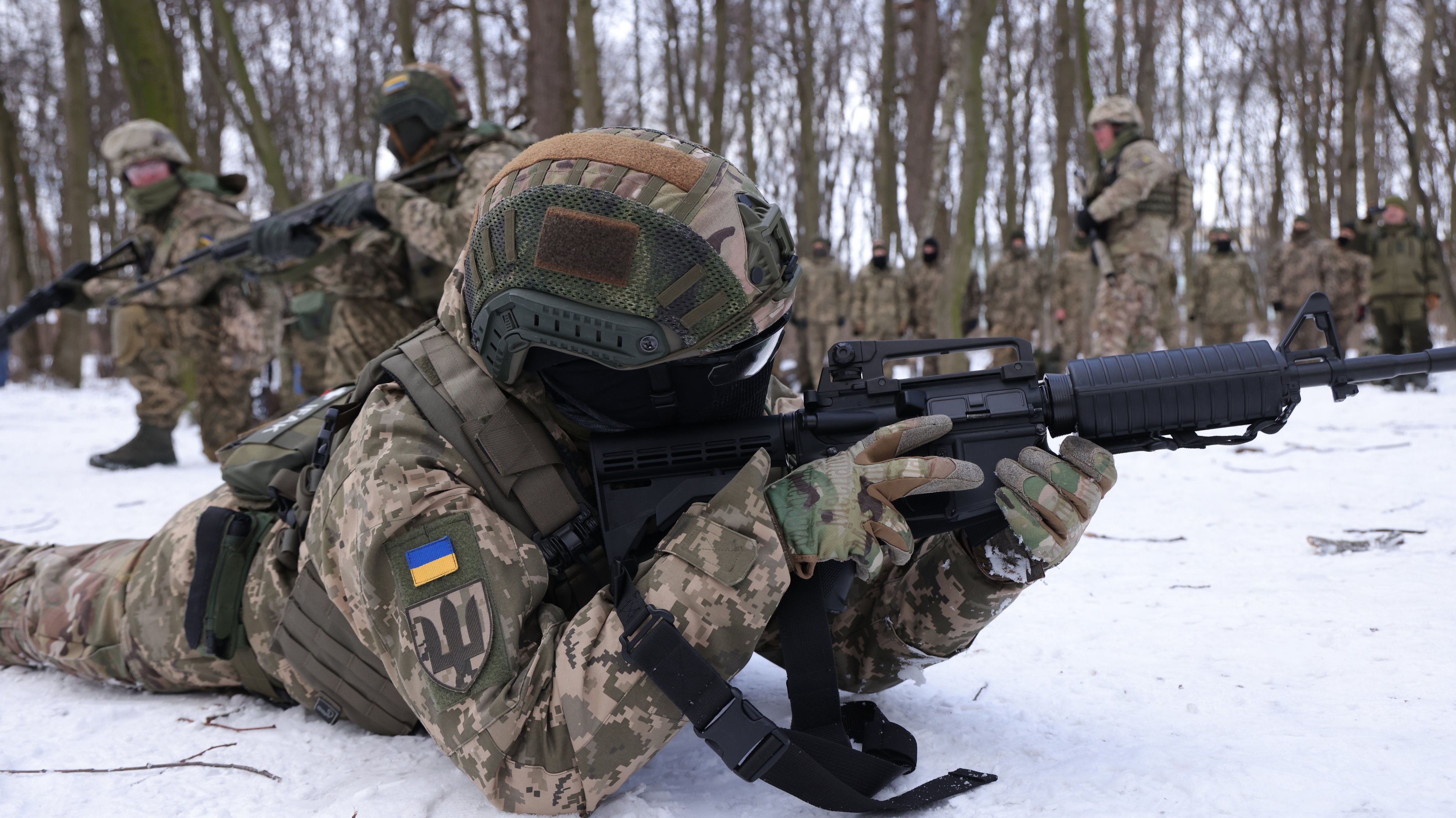Voluntários participam em treinos de combate, como preparação para uma possível guerra com a Rússia