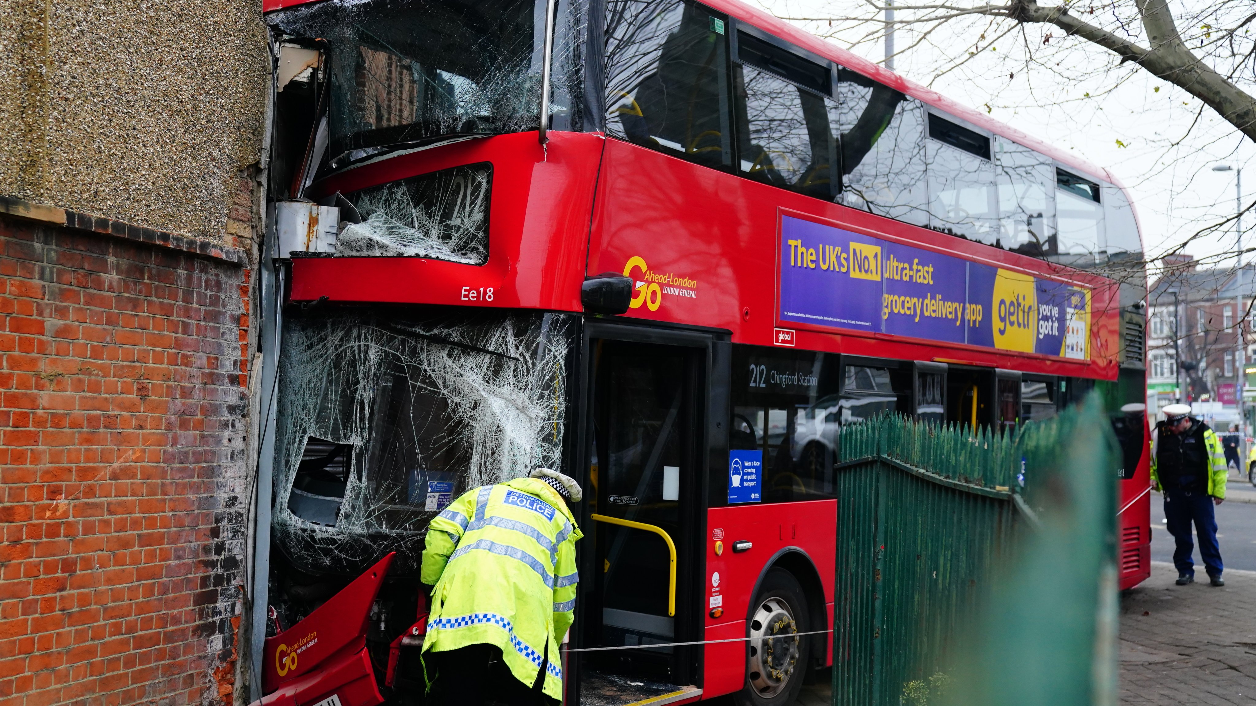 Autocarro de dois andares embateu contra uma loja, em Londres