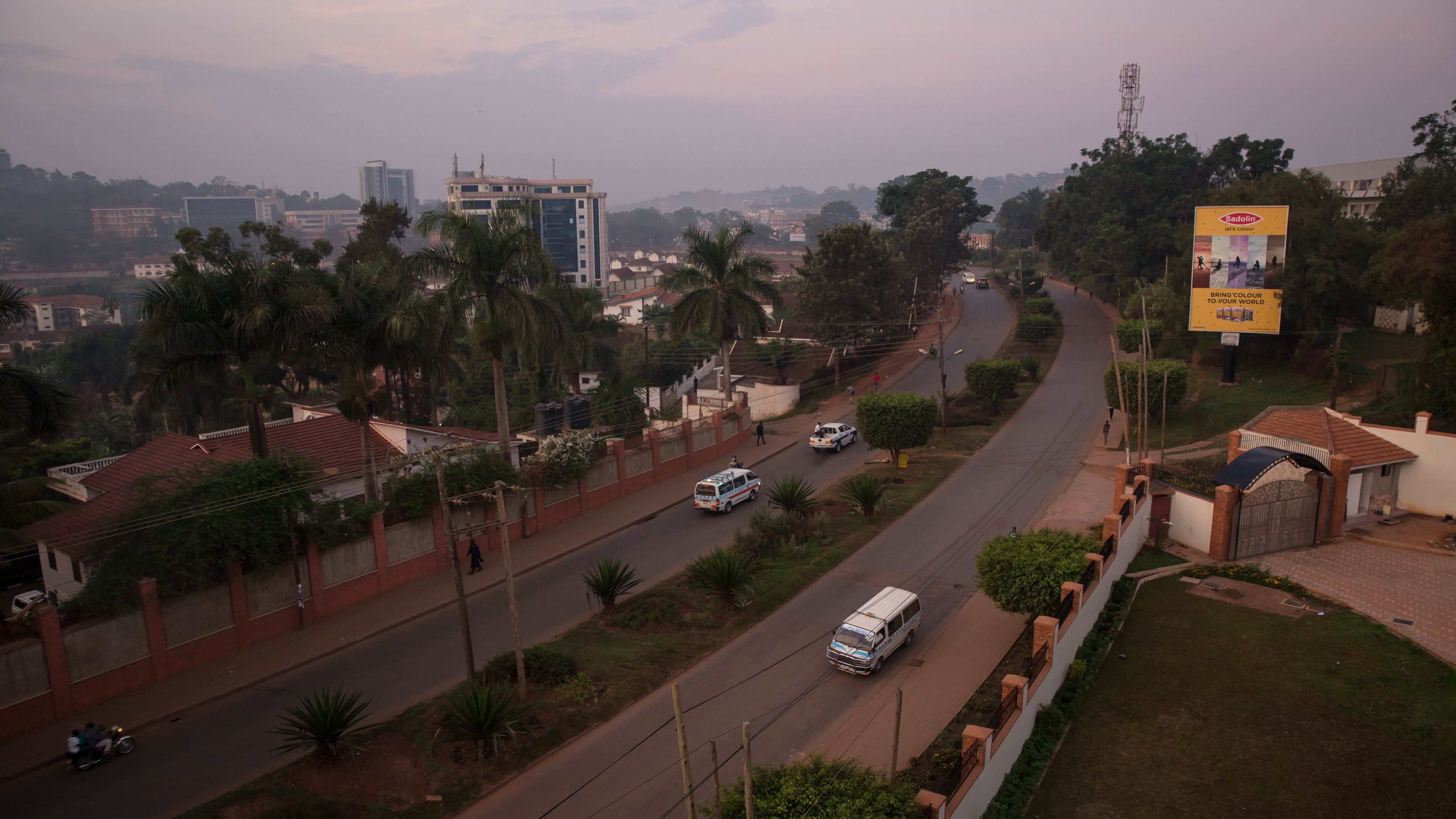 Carros na estrada de Riga em Kampala, no Uganda