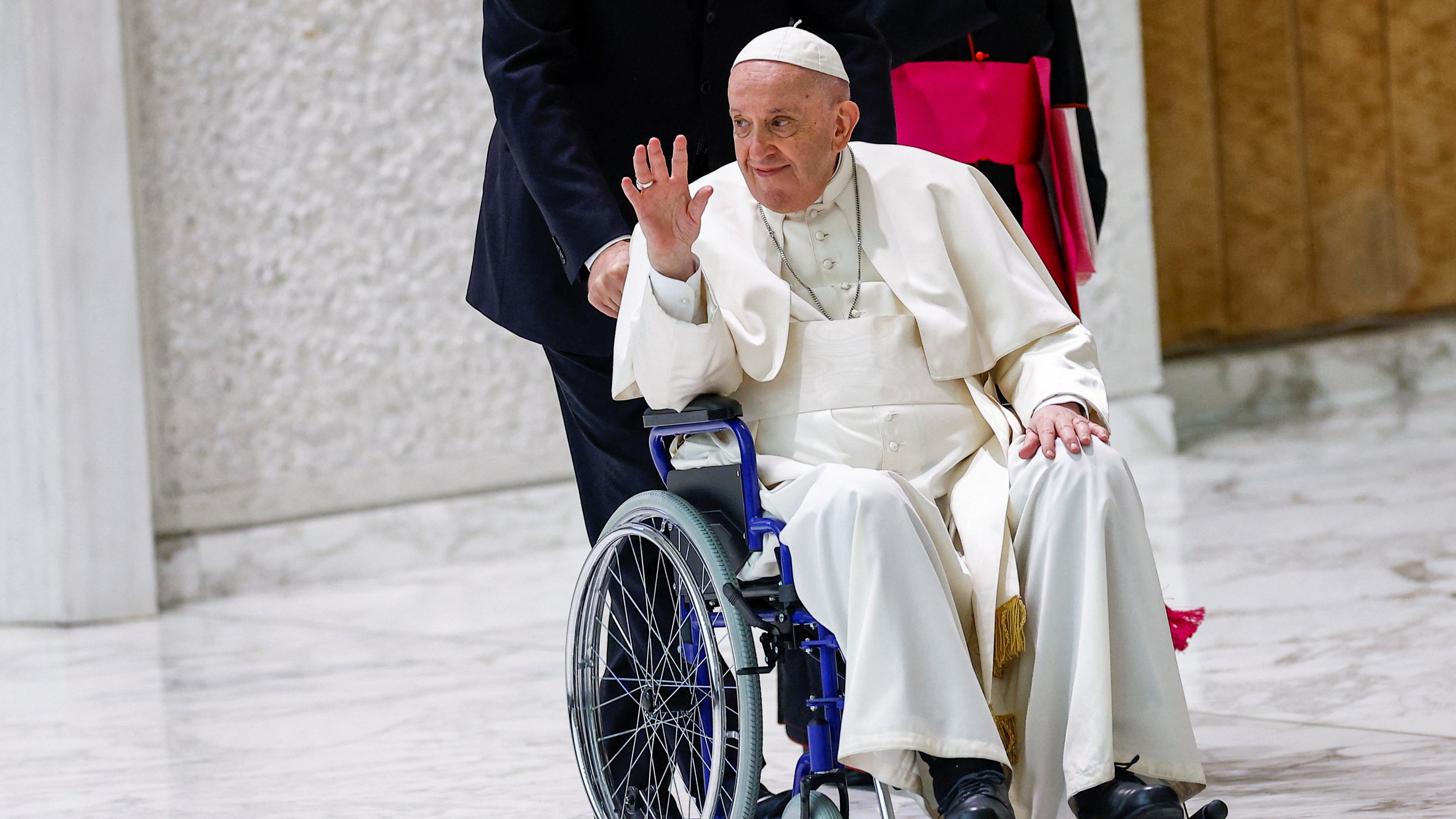 O Papa Francisco foi levado de cadeira de rodas para o salão Paulo VI, no Vaticano