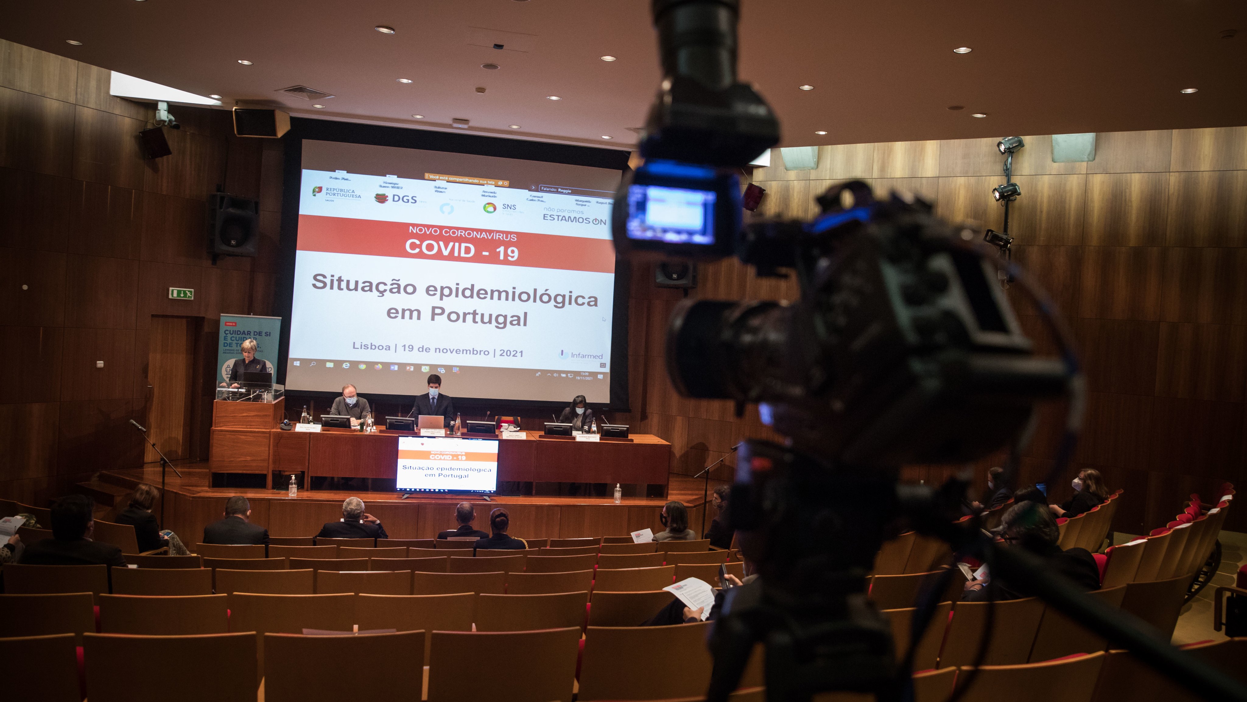 O Presidente da República, Marcelo Rebelo de Sousa conversa com primeiro-ministro, António Costa na sessão sobre a evolução da Covid-19 em Portugal no Infarmed, Lisboa, 19 de novembro de 2021. JOÃO PORFÍRIO/OBSERVADOR