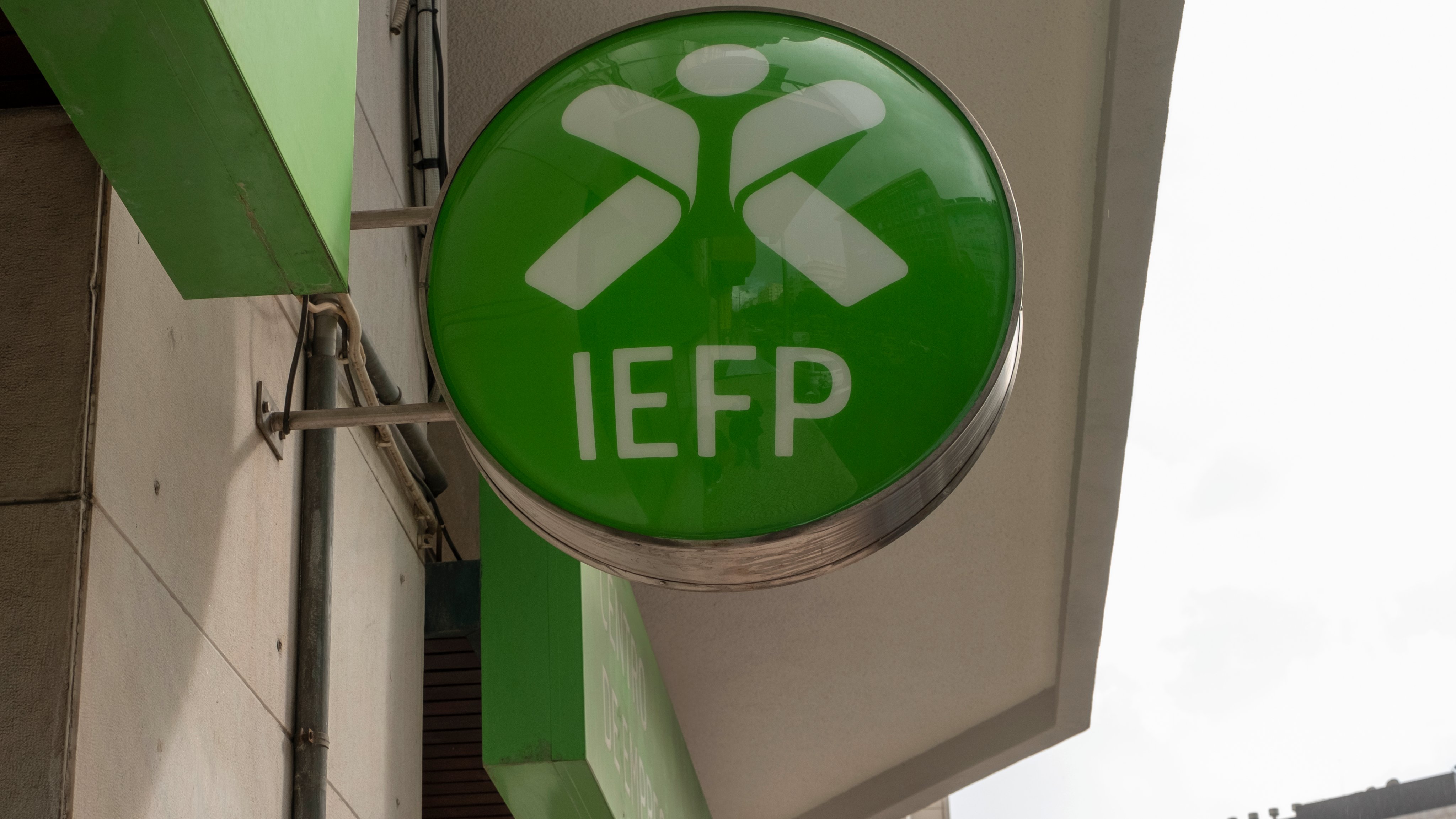 O logotipo do IEFP -- Instituto do Emprego e Formação Profissional