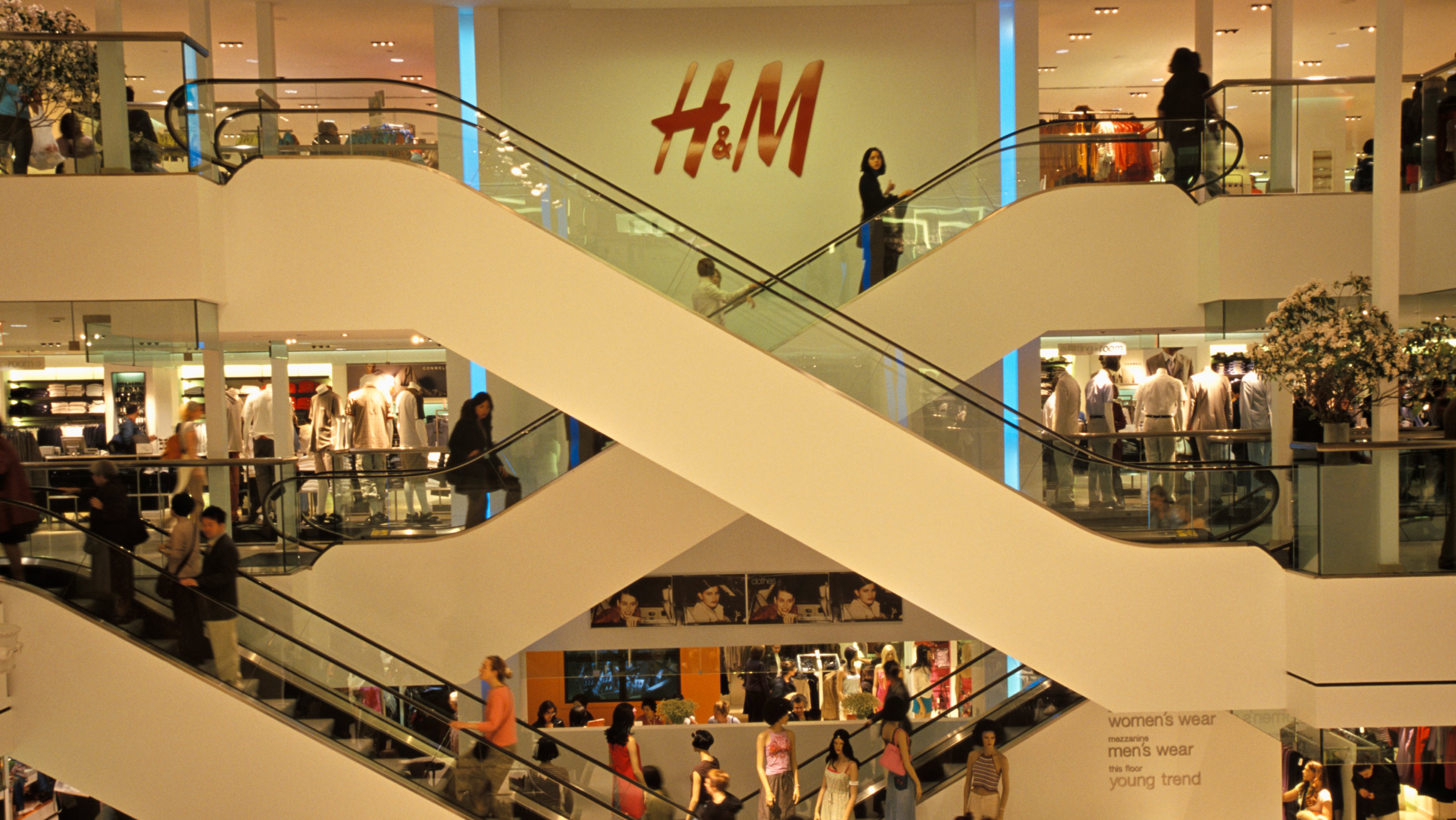 USA - Retail - Shoppers at H&amp;amp;M Store