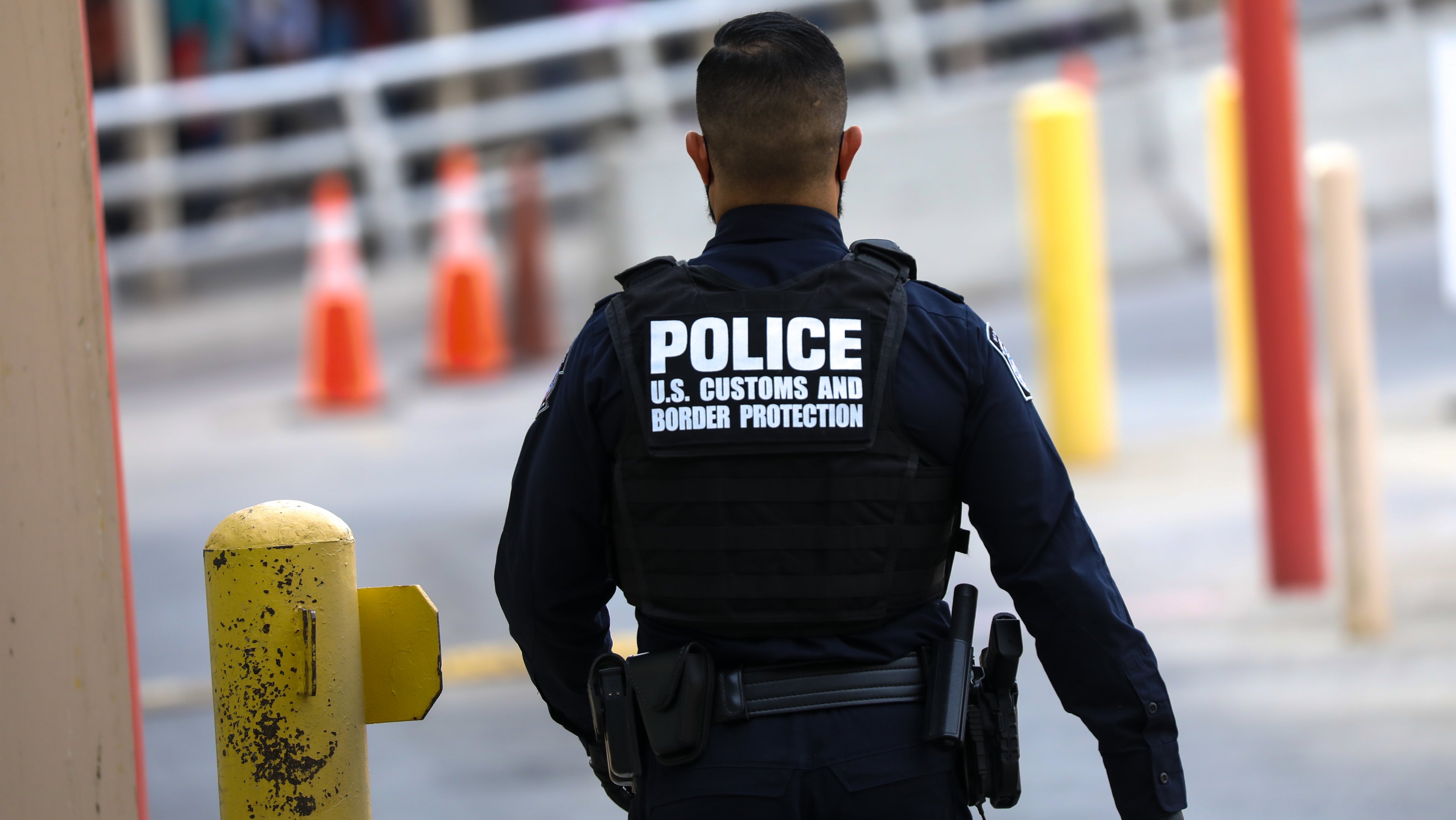 Agente da polícia fronteiriça dos EUA, na fronteira com o México