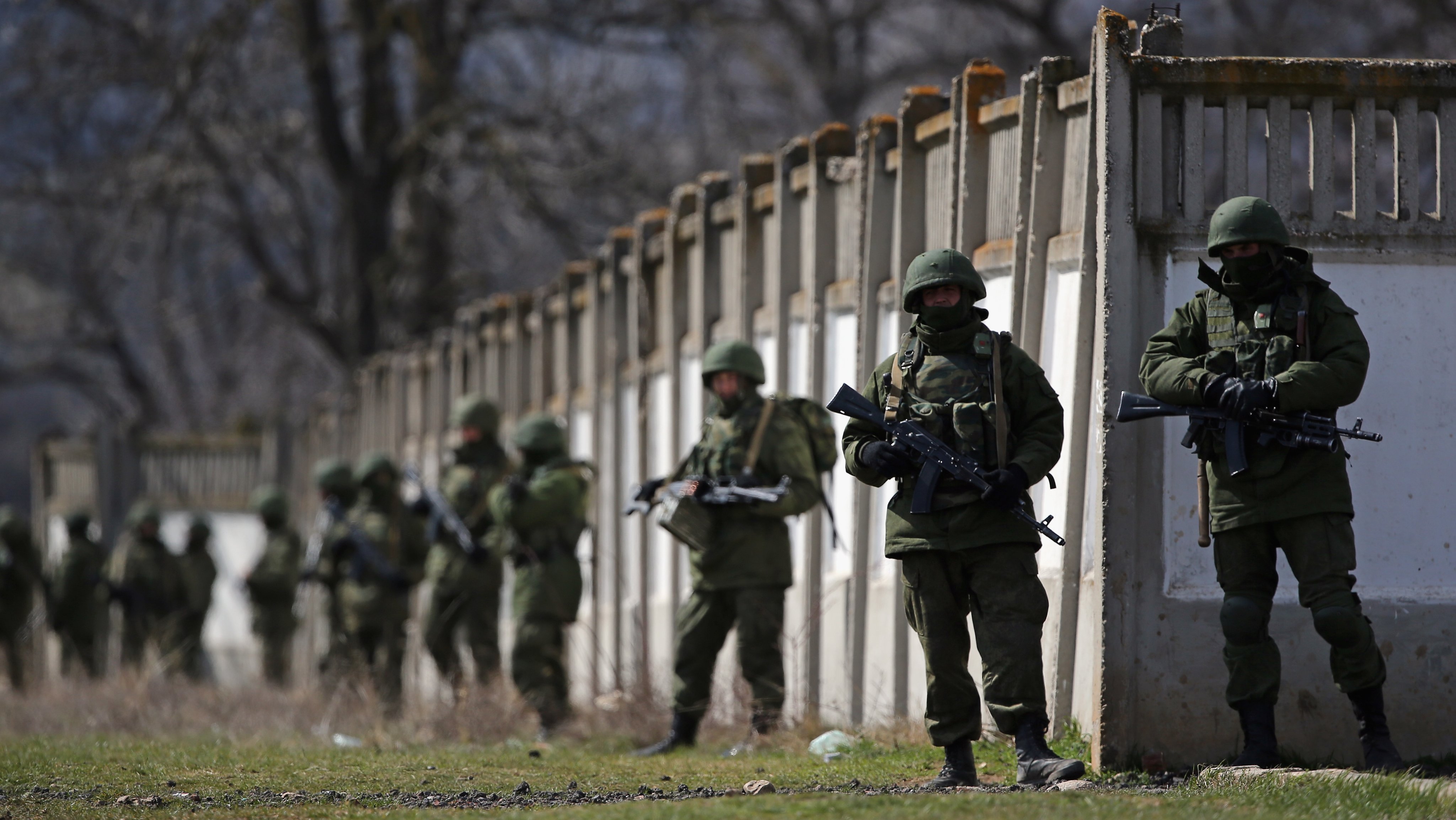 Militares russos cercam uma base militar ucraniana, em Perevalnoe, na Ucrânia