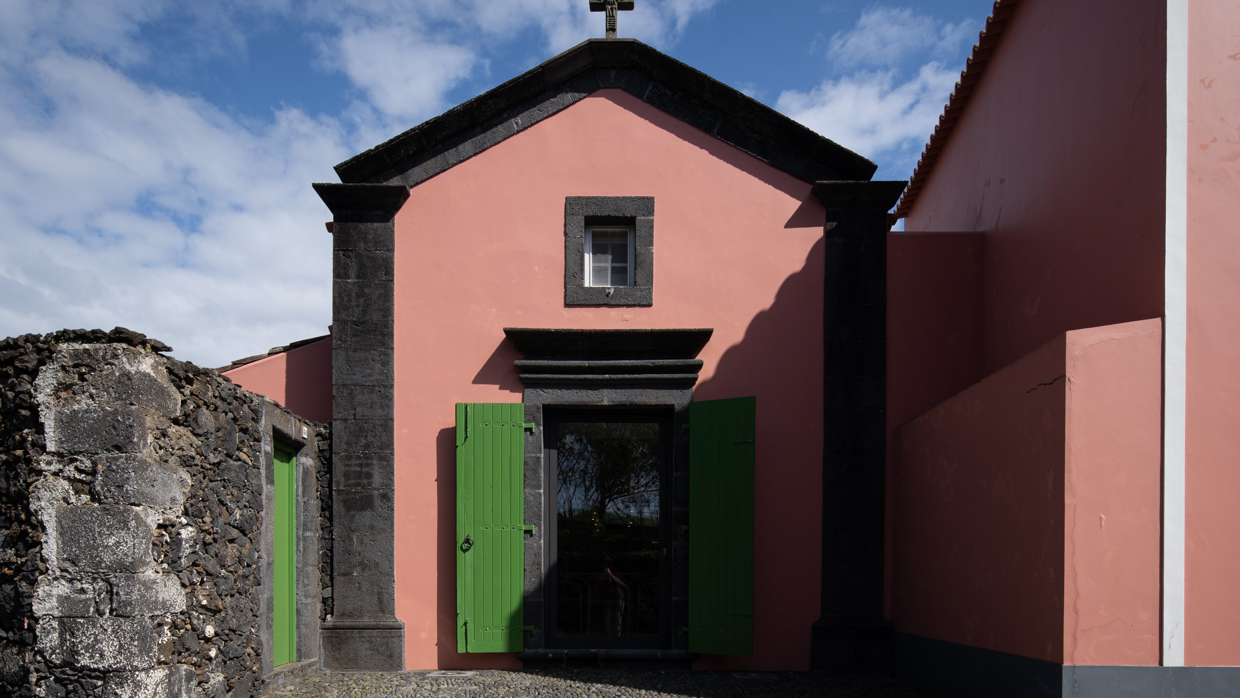 Talvez a máxima síntese da simbiose religião-natureza do trabalho de Paulo Goulart seja a fotografia da capela pintada a cor de rosa com portadas verdes