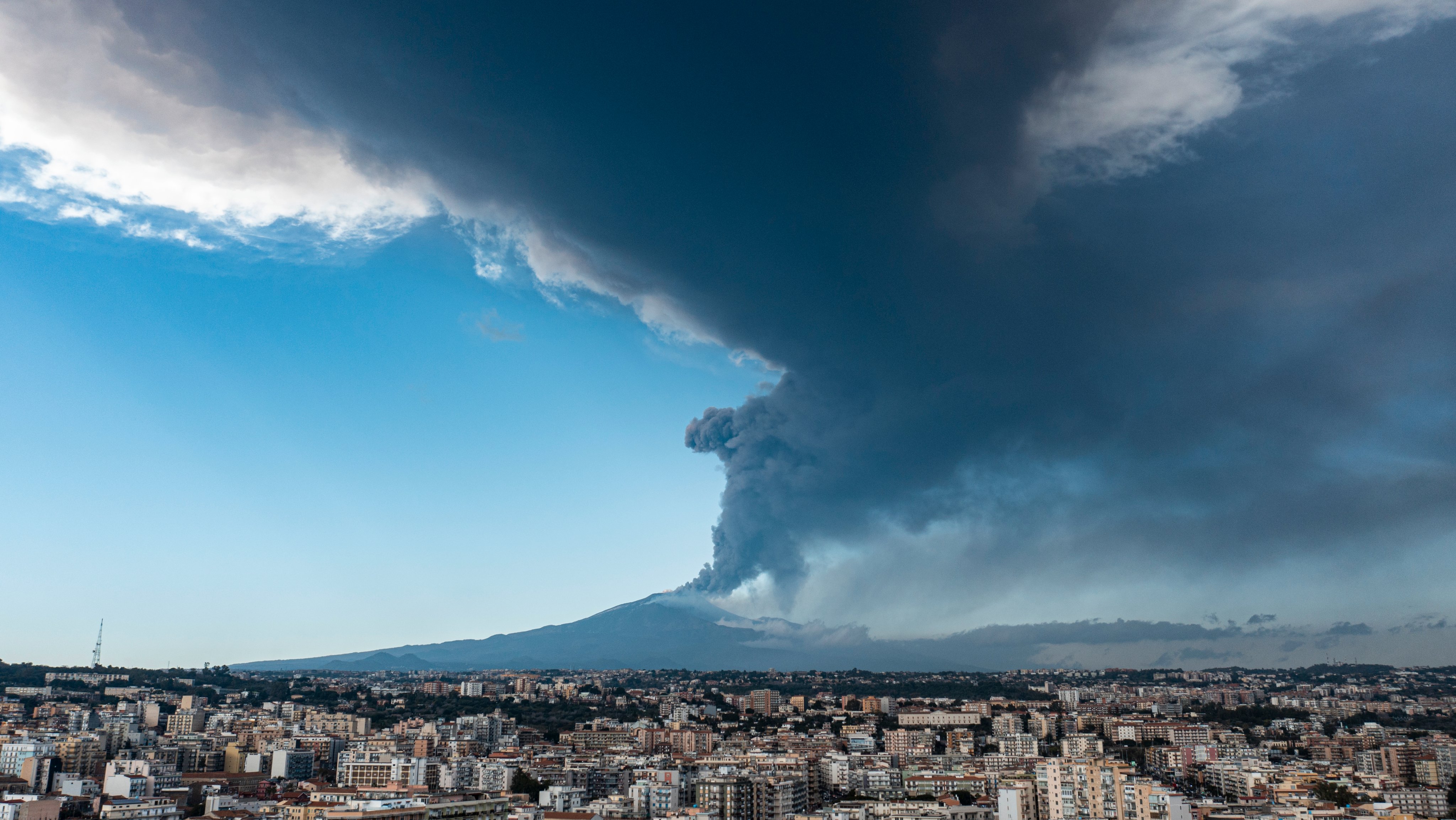 Erupção do vulcão Etna visível da cidade de Catânia, na Sicília
