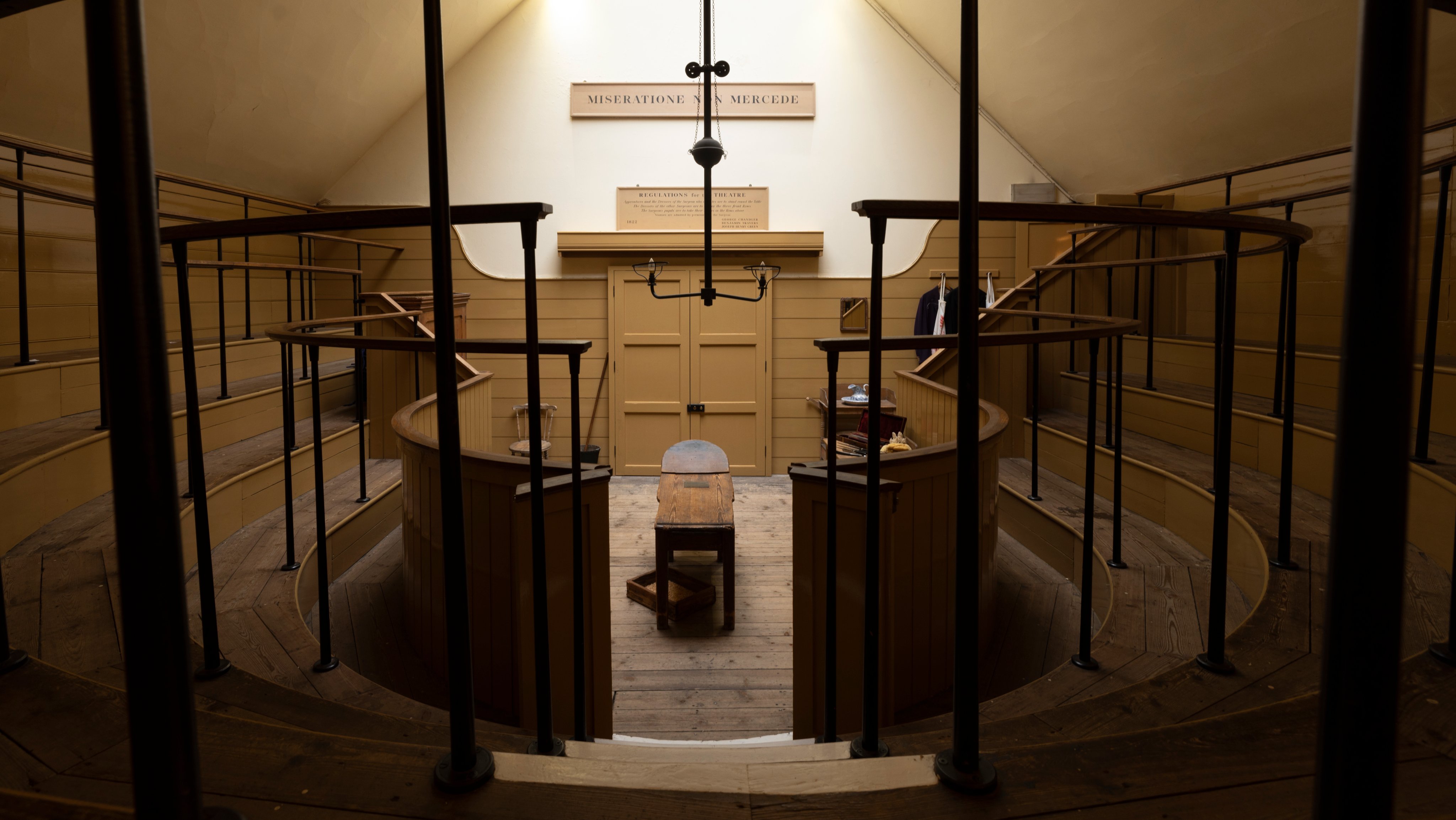 A sala de operações mais antiga da Europa, inaugurada na igreja do Hospital de St. Thomas há 200 anos, em 1822