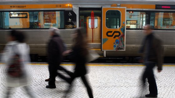 Greve dos trabalhadores da IP suprime 272 comboios até às ...