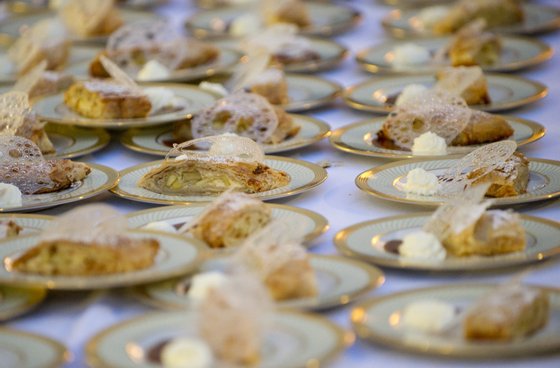 Plates of apple strudel wait to be taken to guests for dessert as US President Barack Obama hosts a State Dinner for German Chancellor Angela Merkel in the Rose Garden at the White House in Washington, DC, June 7, 2011, as part of an official visit. AFP PHOTO / Saul LOEB (Photo credit should read SAUL LOEB/AFP/Getty Images) applestrudel
