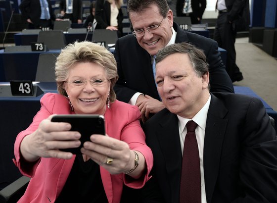 European Union Commissioner for Justice Viviane Reding (L) makes a "selfie" with European Commission President Jose Manuel Barroso (R) and European commissionner for Inter-Institutional Relations and Administration Maros Sefcovic before a debate for the legacy of the First World War (WWI) and the lessons to be learned for the future of Europe,  on April 16, 2014, in the European Parliament in Strasbourg, eastern France.  AFP PHOTO/FREDERICK FLORIN