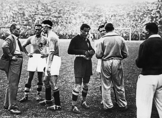Legendary Italian manager Vittorio Pozzo (1886 - 1968) talking with his players before a period of extra-time, after the first ninety minutes of the World Cup final against Czechoslovakia ended goaless.   (Photo by Fox Photos/Getty Images)