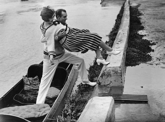 A chivalrous gentleman helps his lady friend onto the towpath from a punt at Richmond, London, 1925. (Photo by Hulton Archive/Getty Images)