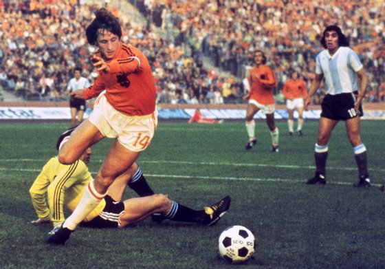 Dutch midfielder Johann Cruyff dribbles past Argentinian goalkeeper Daniel Carnevali on his way to scoring a goal during the World Cup quarterfinal soccer match between the Netherlands and Argentina on June, 26, 1974 in Gelsenkirchen. Cruyff scored two goals to help the Netherlands defeat Argentina 4-0.        AFP PHOTO (Photo credit should read STF/AFP/Getty Images)