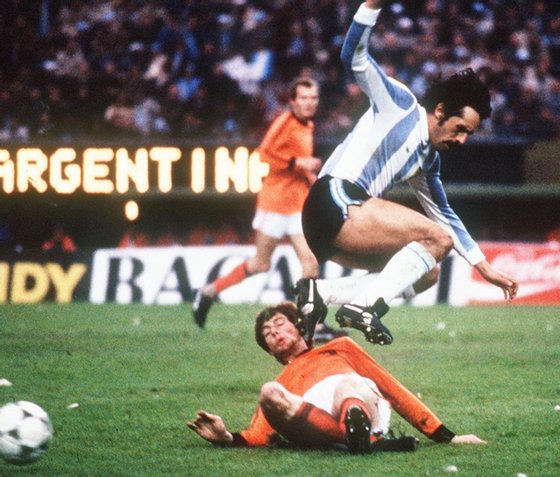 (FILES) Photo taken on on June 25, 1978 of Argentinian forward Leopoldo Luque jumping to avoid the tackle of Dutch defender Erny Brandts in Buenos Aires, during the World Cup soccer final. Midfielder Mario Kempes scored two goals and forward Daniel Bertoni, one, as Argentina captured its first-ever World Cup title with a 3-1 victory in extra time over the Netherlands. Argentina celebrates on Wednesday the 30th anniversary of their first FIFA World Cup.  AFP PHOTO (Photo credit should read STAFF/AFP/Getty Images)