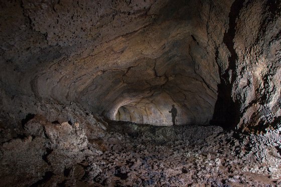 visÃ£o geral dum tubo de lava; note-se que as paredes se encontram recobertas de biofilme esbranquiÃ§ado (Gruta dos Carvoeiros, ilha Terceira). - Airidas Dapkevicius