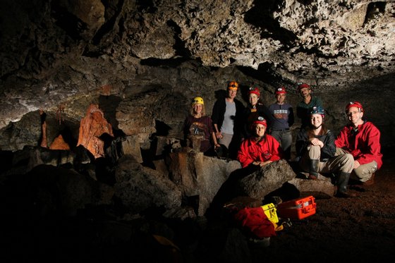 Membros da equipa numa expediÃ§Ã£o Ã  Gruta dos Buracos (Ilha Terceira) - Kenneth Ingham