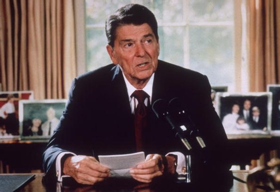 circa 1985:  American president Ronald Reagan makes an announcement from his desk at the White House, Washington DC.  (Photo by Hulton Archive/Getty Images)