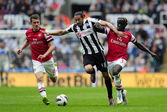 JonÃ¡s GutiÃ©rrez comeÃ§ou a sentir dores no testÃ­culo apÃ³s um choque com Bacary Sagna, no Newcastle-Arsenal jogado a 19 de maio de 2013