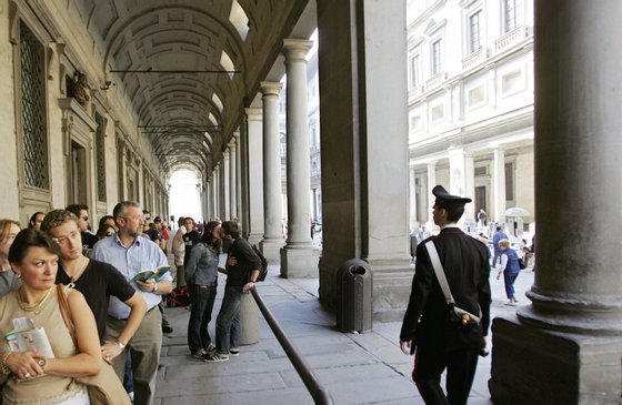 Florence, ITALY:  Picture of the arcades of the Uffizi in Florence, 27 Octobre 2006. The floodwaters from the Arno River swept through the city and killed 87 people and poured tonnes of mud into museums and churches. Art restorers have appealed for money to rescue hundreds of works still caked in mud from floods in Florence 40 years ago. AFP PHOTO / ALBERTO PIZZOLI  (Photo credit should read ALBERTO PIZZOLI/AFP/Getty Images)