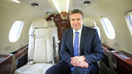 Mark Wilson, presidente da NetJets Europe, a bordo de um dos novos Embraer Phenom. Foto: NetJets.