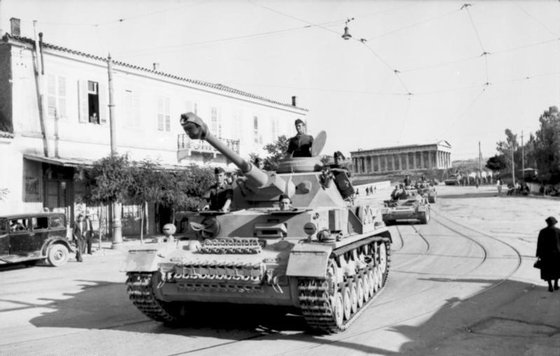 Athen, Kolonne von Panzer IV