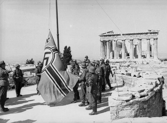 nazi-flag-on-the-acropolis