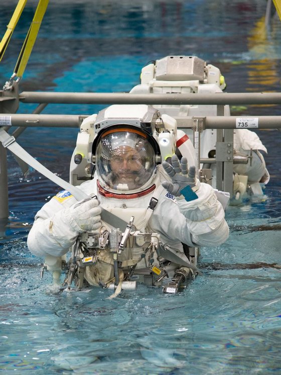 Spacewalk-Training-at-the-Neutral-Buoyancy-Laboratory-051714DB5A8E5136