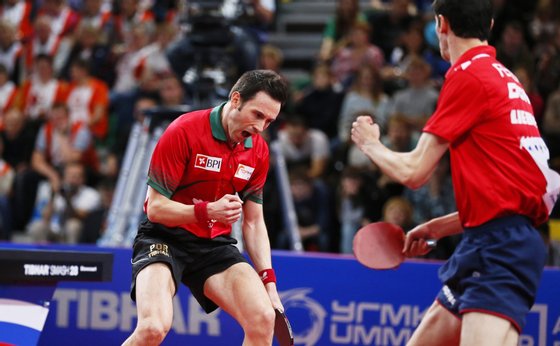 epa04962919 Stefan Fegerl (R) of Austria and Joao Monteiro (L) of Portugal celebrate a point against Robert Gardos and Daniel Habesohn of Austria during their men's doubles final match of the Table Tennis European Championships in Ekaterinburg, Russia, 04 October 2015. EPA/SERGEI ILNITSKY