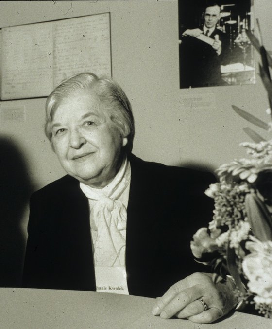 Stephanie_Kwolek_at_Spinning_Elements_by_Harry_Kalish.TIF