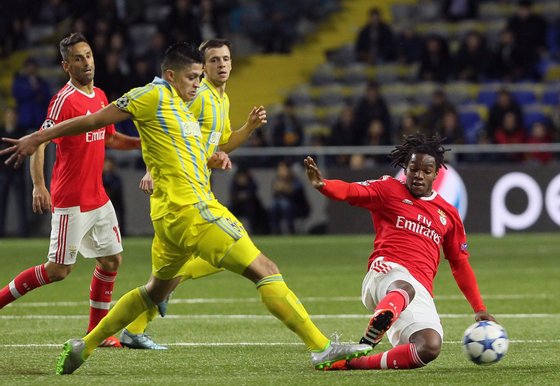 Astana's Colombian midfielder Roger Henao Canas (frontL) vies for the ball with Benfica's midfielder Renato Sanches during the UEFA Champions League group C football match between FC Astana and SL Benfica at the Astana Arena stadium in Astana on November 25, 2015. AFP PHOTO / STANISLAV FILIPPOV / AFP / STANISLAV FILIPPOV (Photo credit should read STANISLAV FILIPPOV/AFP/Getty Images)