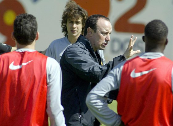 VALENCIA, SPAIN: Valencia's coach Rafa Benitez (C) speaks with his players during a trainning session in Sport city Valencia, 21 April 2004. Valencia will play Villarreal for the first leg of their UEFA Cup semifinals 22 April in Valencia. AFP PHOTO JOSE JORDAN (Photo credit should read JOSE JORDAN/AFP/Getty Images)