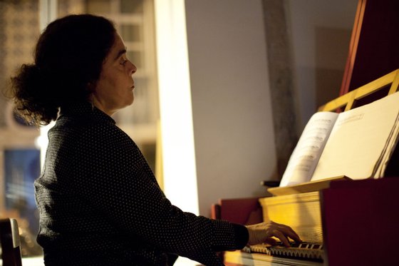 Joana Bagulho a tocar cravo numa das sessÃµes de poesia do bar Irreal