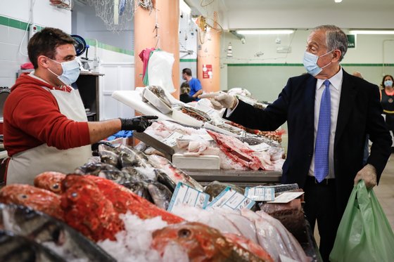 O Presidente da RepÃºblica, Marcelo Rebelo de Sousa, durante a visita ao mercado Municipal da Ericeira, na Ericeira, 17 de maio de 2020. RODRIGO ANTUNES/LUSA