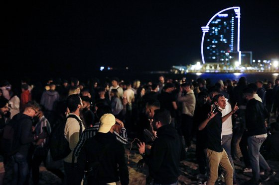 Crowds and street brawls in the second weekend without a state of alarm in Barcelona