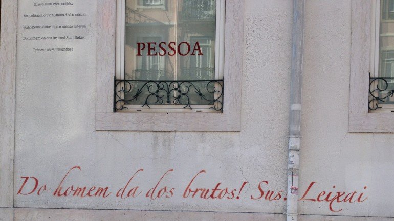 Fachada exterior à Casa Fernando Pessoa.