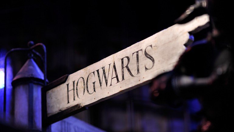 O primeiro livro da saga escrita por J.K. Rowling, Harry Potter e a Pedra Filosofal, foi lançado em 1997