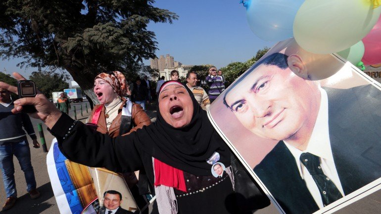 O novo julgamento de Mubarak, relativo às mortes dos manifestantes, começou em 13 de abril de 2013, depois de em janeiro daquele ano um tribunal ter anulado a sentença de prisão perpétua