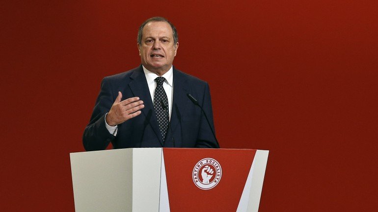 Carlos César criticou sectarismo do BE e PCP