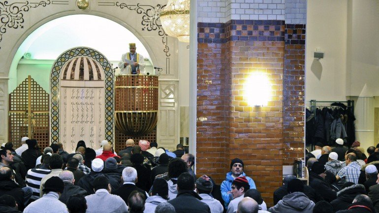 O imã da maior mesquita de Estocolmo, durante as orações.