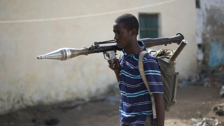 Um combatente do grupo Al-Shabaab, na Somália.