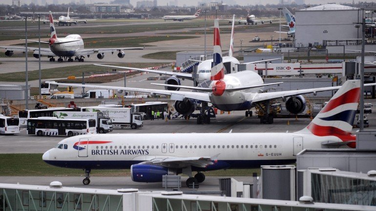 Aeroportos britânicos viveram na sexta-feira uma situação de graves transtornos