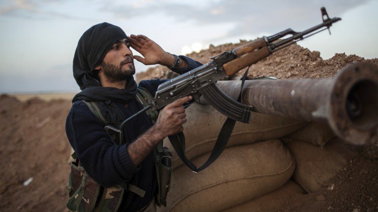Soldados iraquianos e curdos vão receber formação para combater por terra o Estado Islâmico.