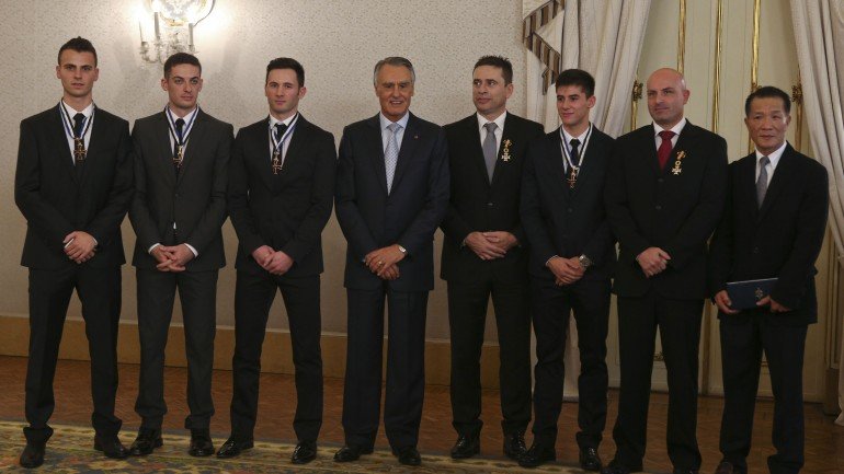 O presidente da República acompanhado pelo treinador da seleção de tenis de mesa e restante equipa