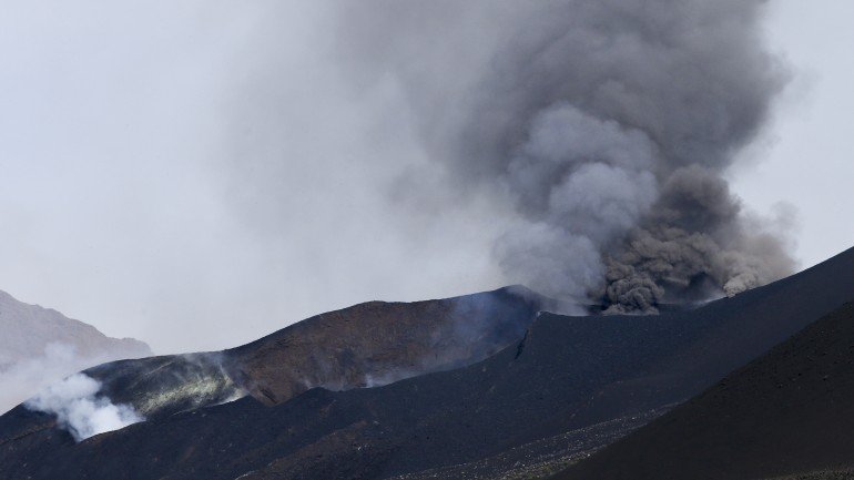 O vulcão da ilha está ativo desde 23 de novembro