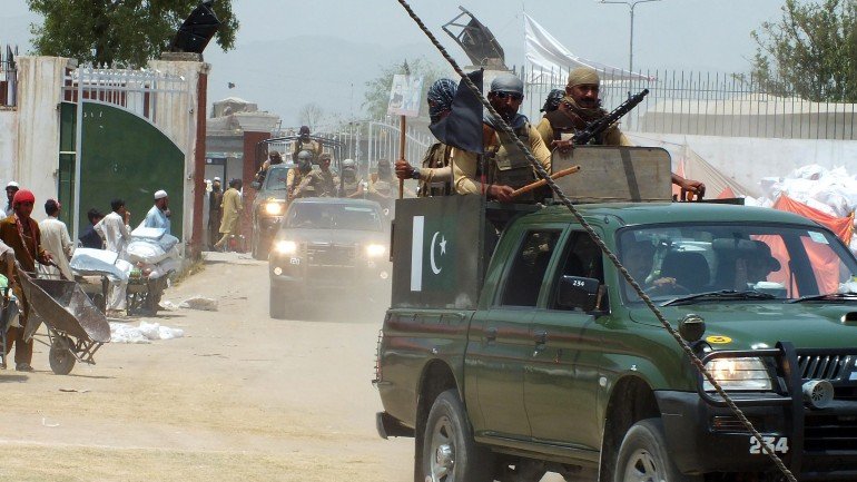 Tropas paquistanesas patrulham as ruas depois dos ataques.