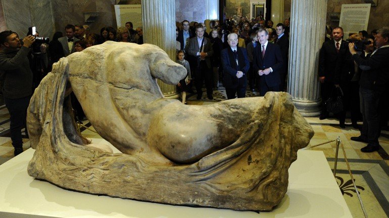A escultura de Ilissos já em exibição em São Petersburgo